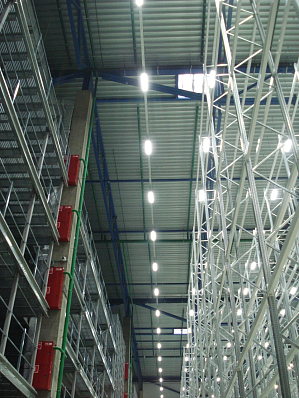 Освещение большого склада пожаробезопасными светильниками